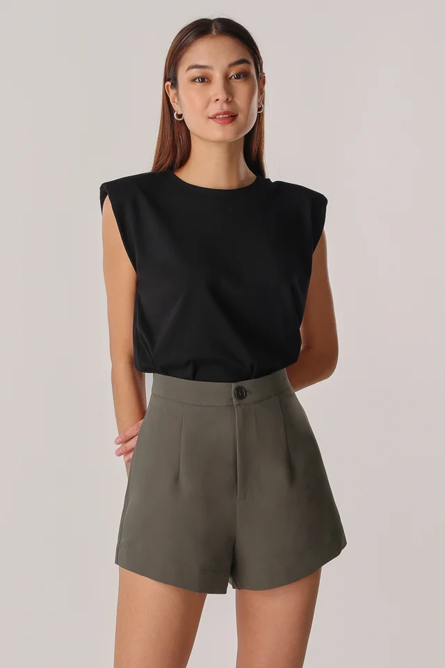 SIMONE WOODEN BUTTON BASIC SHORTS (DARK OLIVE GREY)