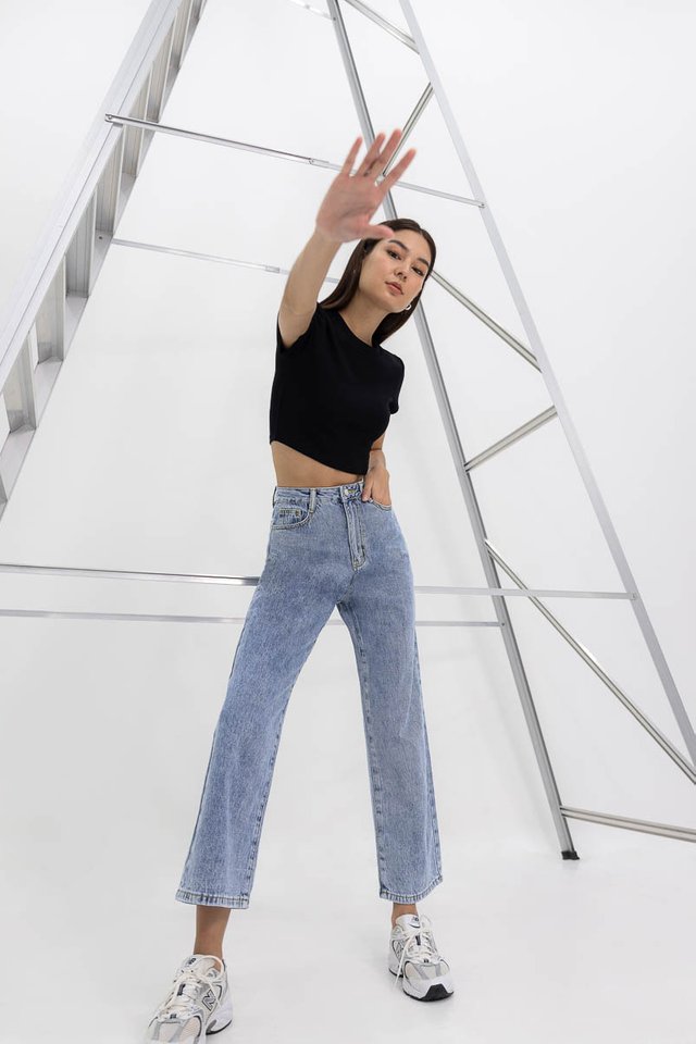 NOT YOUR AVERAGE STRAIGHT LEG JEANS - PETITE (LIGHT WASHED)