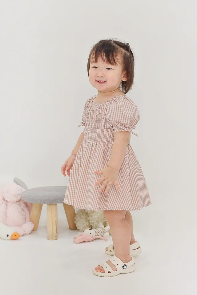 ARDEN ELASTIC RUCHED DRESS (GINGHAM OAT) - MINI GIRL