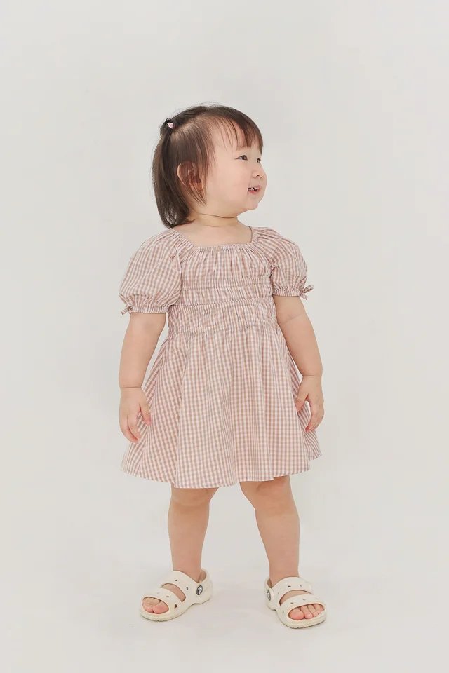 ARDEN ELASTIC RUCHED DRESS (GINGHAM OAT) - MINI GIRL