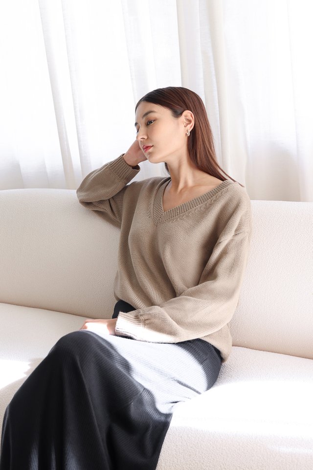 JUDE V-NECK SLOUCHY PULLOVER TOP (WARM TAUPE)