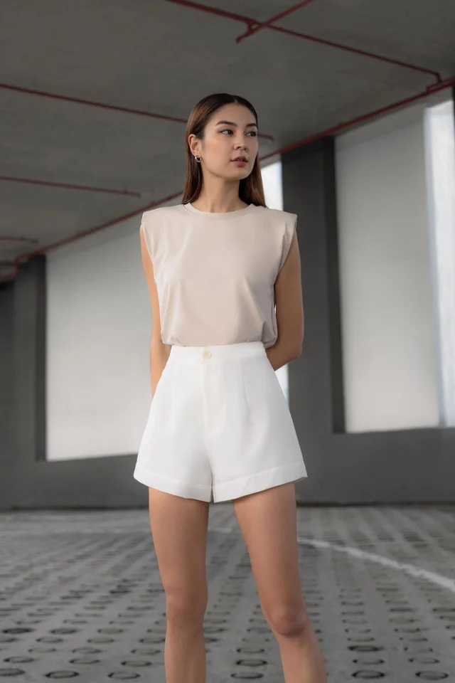 SIMONE WOODEN BUTTON BASIC SHORTS (WHITE)