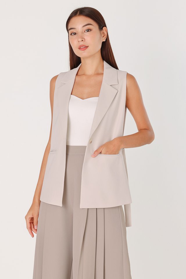 XYNA SLEEVELESS SIDE OPEN BUCKLE BLAZER VEST (BONE)