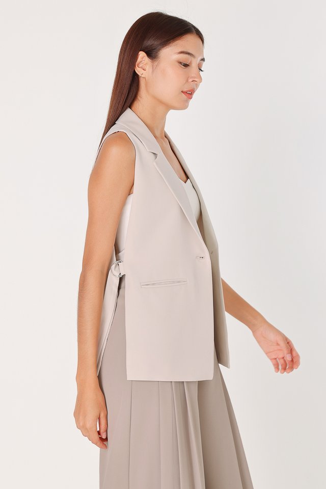 XYNA SLEEVELESS SIDE OPEN BUCKLE BLAZER VEST (BONE)