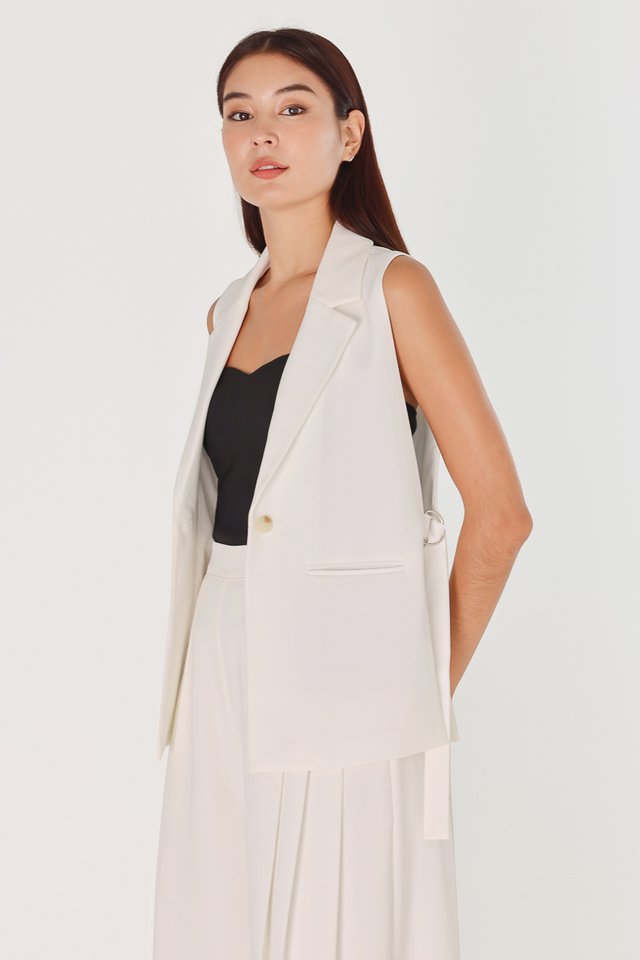 XYNA SLEEVELESS SIDE OPEN BUCKLE BLAZER VEST (WHITE)