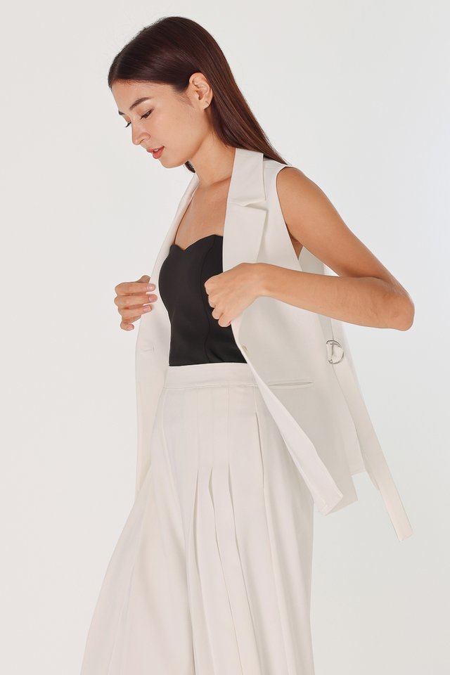 XYNA SLEEVELESS SIDE OPEN BUCKLE BLAZER VEST (WHITE)