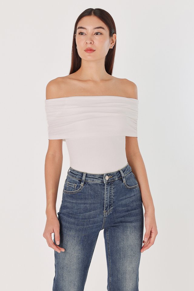 RILEY PADDED RUCHED OFF SHOULDER OVERLAY TOP (WHITE) 