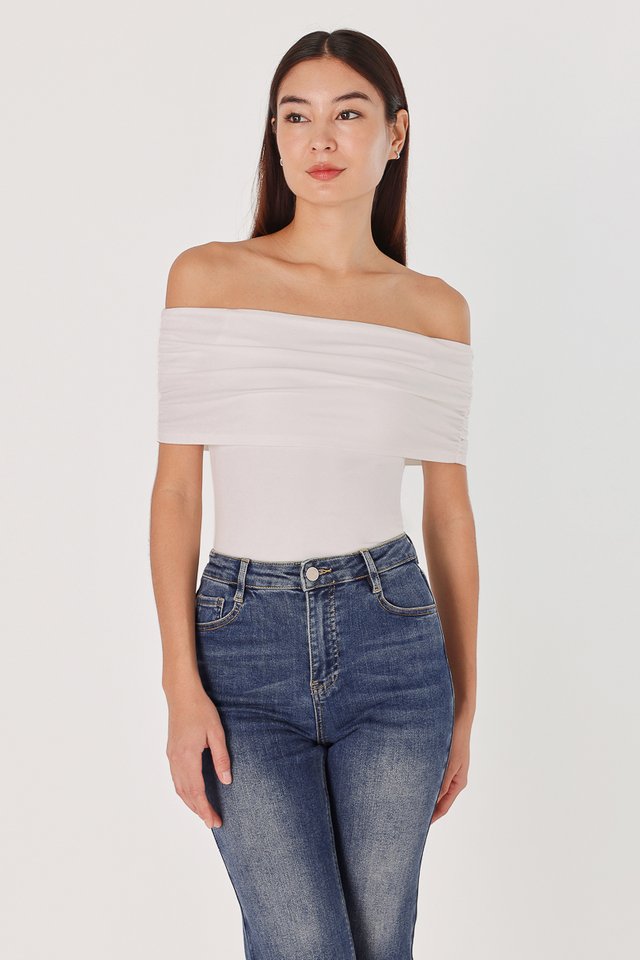 RILEY PADDED RUCHED OFF SHOULDER OVERLAY TOP (WHITE) 