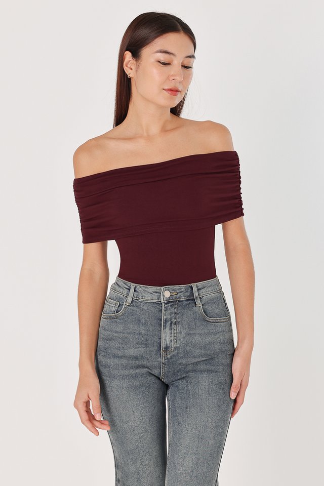 RILEY PADDED RUCHED OFF SHOULDER OVERLAY TOP (WINE) 