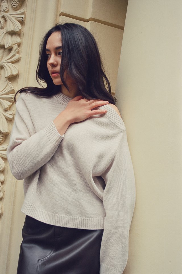 DONNA COLD SHOULDER PULLOVER KNIT TOP (OAT)