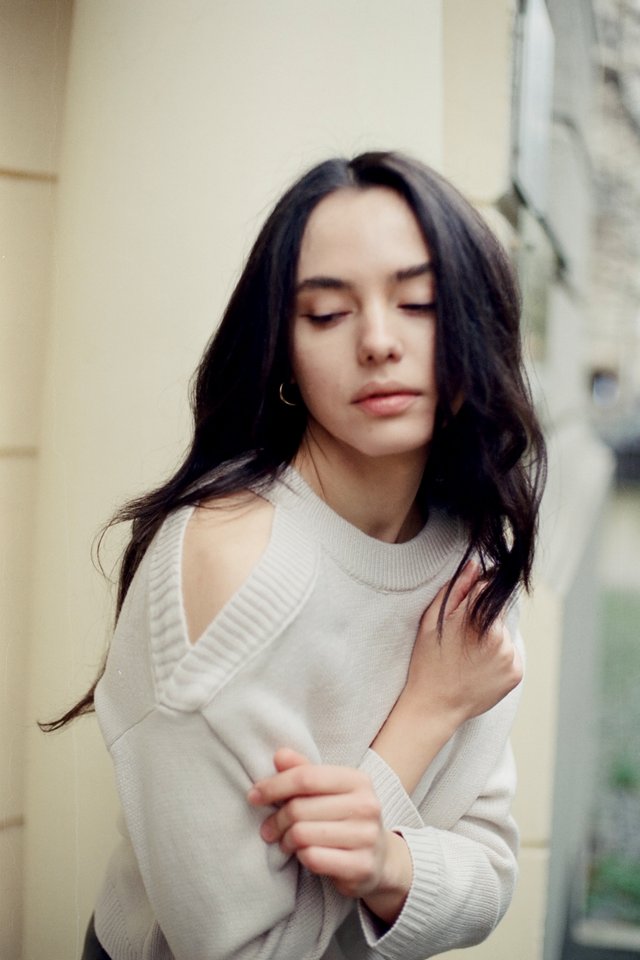 DONNA COLD SHOULDER PULLOVER KNIT TOP (OAT)