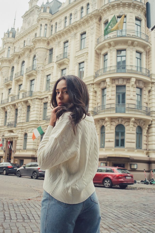 REESE COLLARED CABLE KNIT SWEATER (OFF-WHITE)