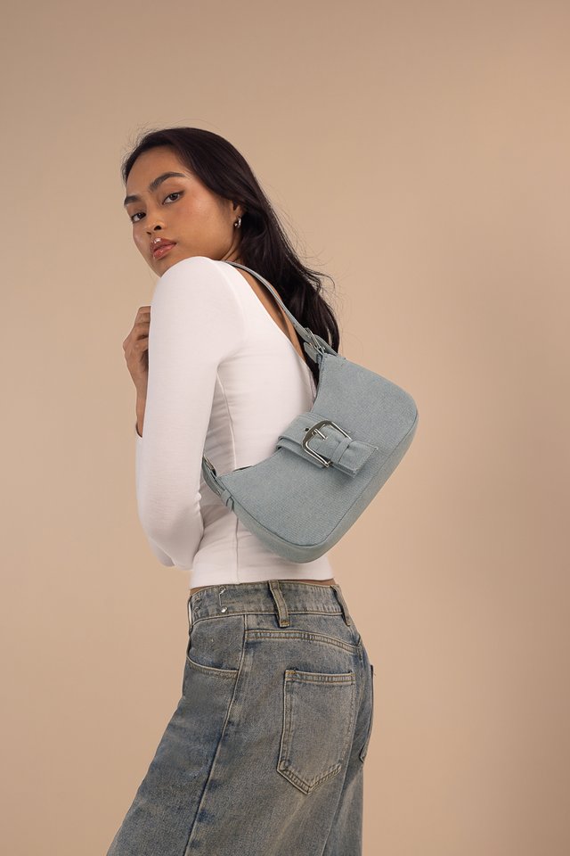 SHOWSTOPPER DENIM BUCKLE SHOULDER BAG (LIGHT WASHED)