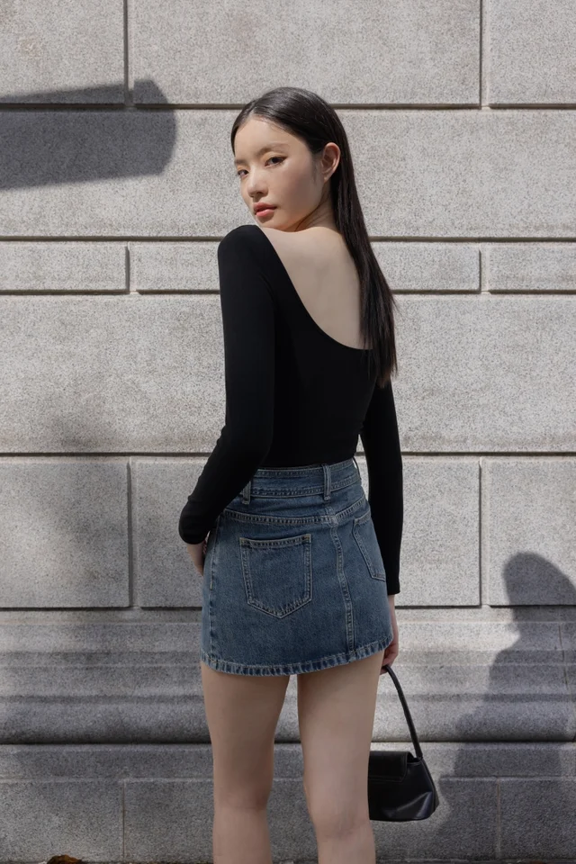 JOANNA PADDED REVERSIBLE LONG SLEEVE TOP (BLACK)