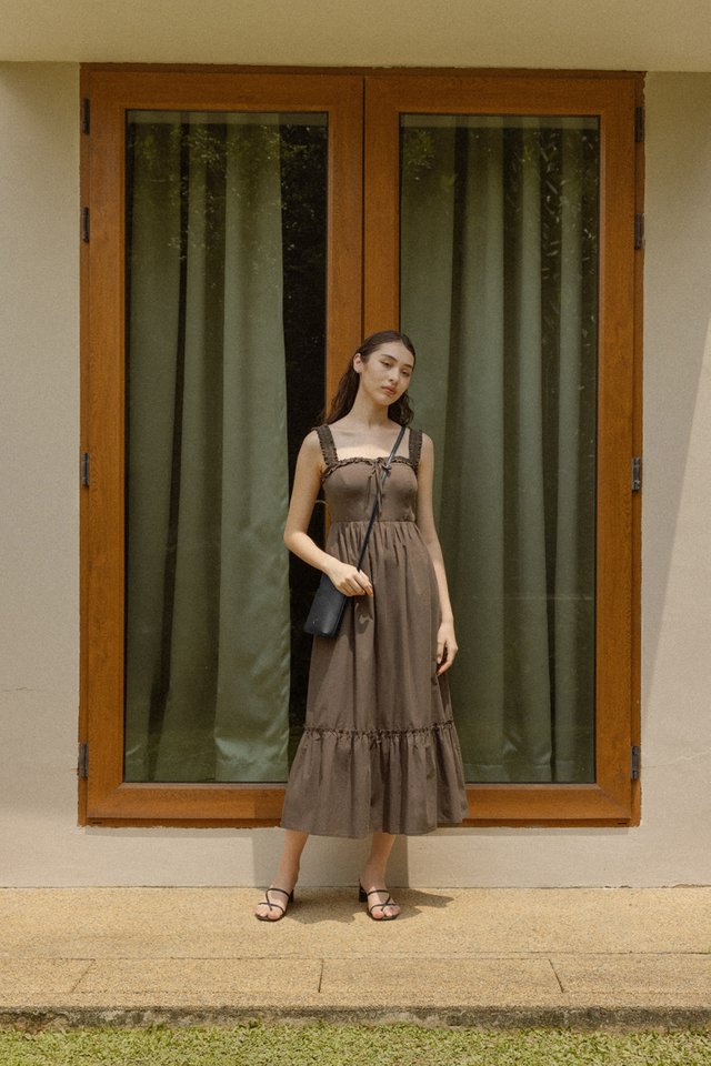 SAMANTHA PADDED SHIRRED STRAP RIBBON MAXI DRESS (BROWN)