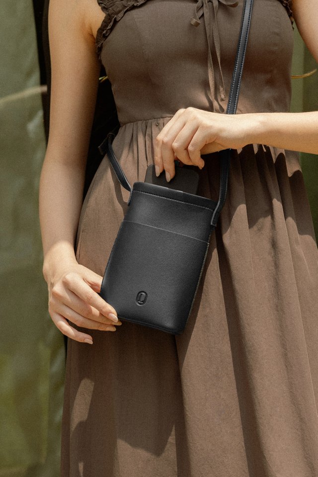 PATRINA SLING PHONE POUCH (BLACK)