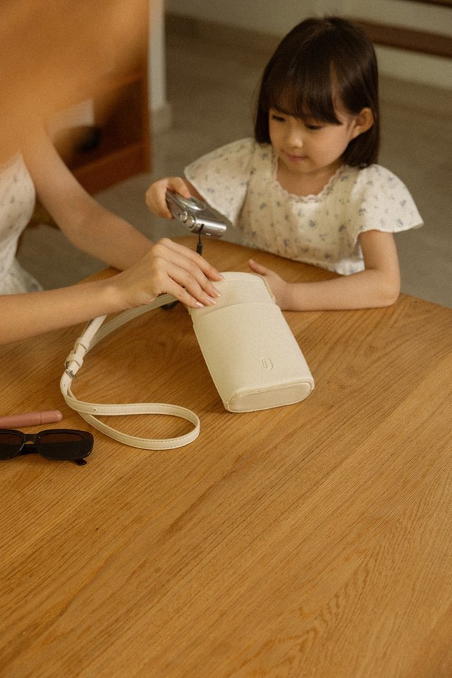 PATRINA SLING PHONE POUCH (OAT)
