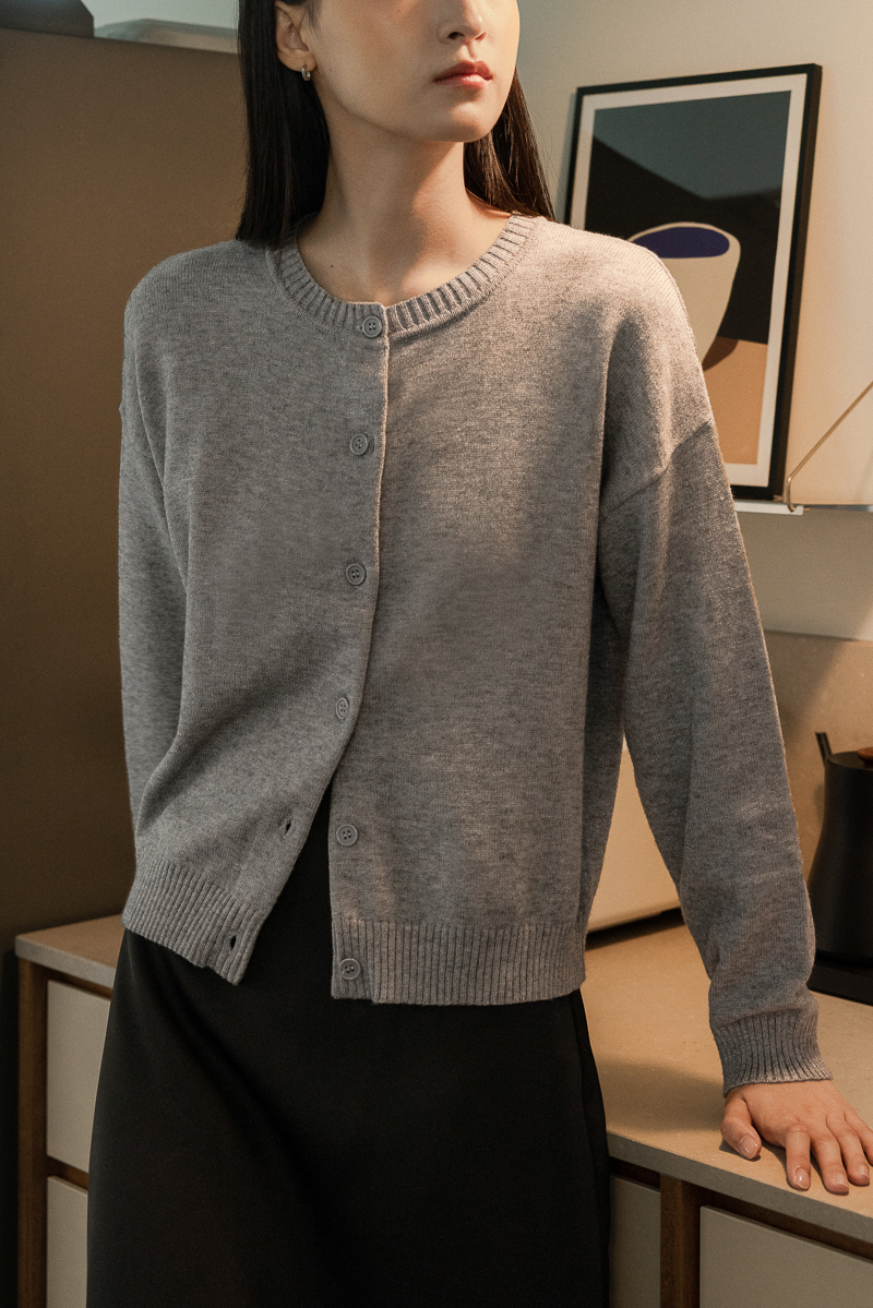 LENNON CREW NECK BUTTON KNIT CARDIGAN (GREY) | Lovet