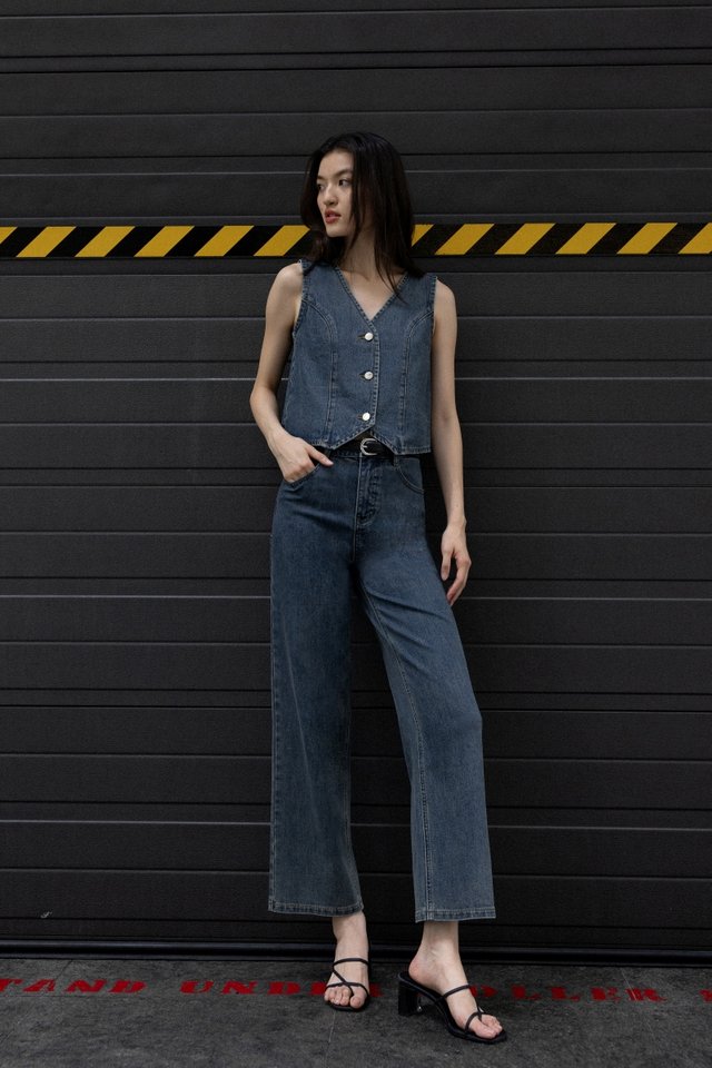 CAPTIVATE BELTED STRAIGHT LEG STRETCHY DENIM JEANS - REGULAR
