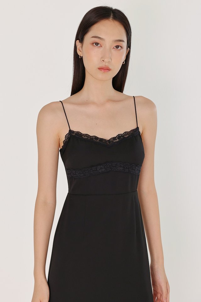 CAREY PADDED LACE TRIM MAXI DRESS (BLACK)