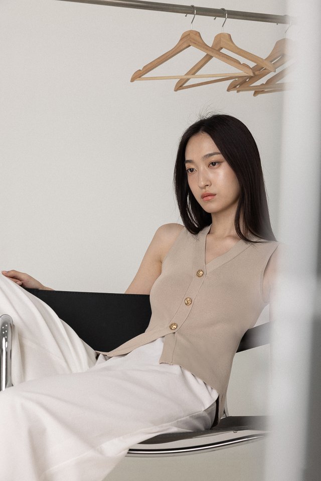 TESSI VINTAGE BUTTON VEST KNIT TOP (TAUPE)