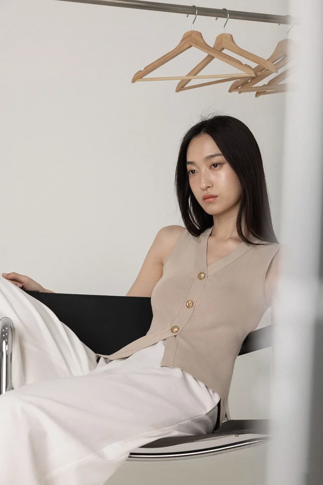 TESSI VINTAGE BUTTON VEST KNIT TOP (TAUPE)