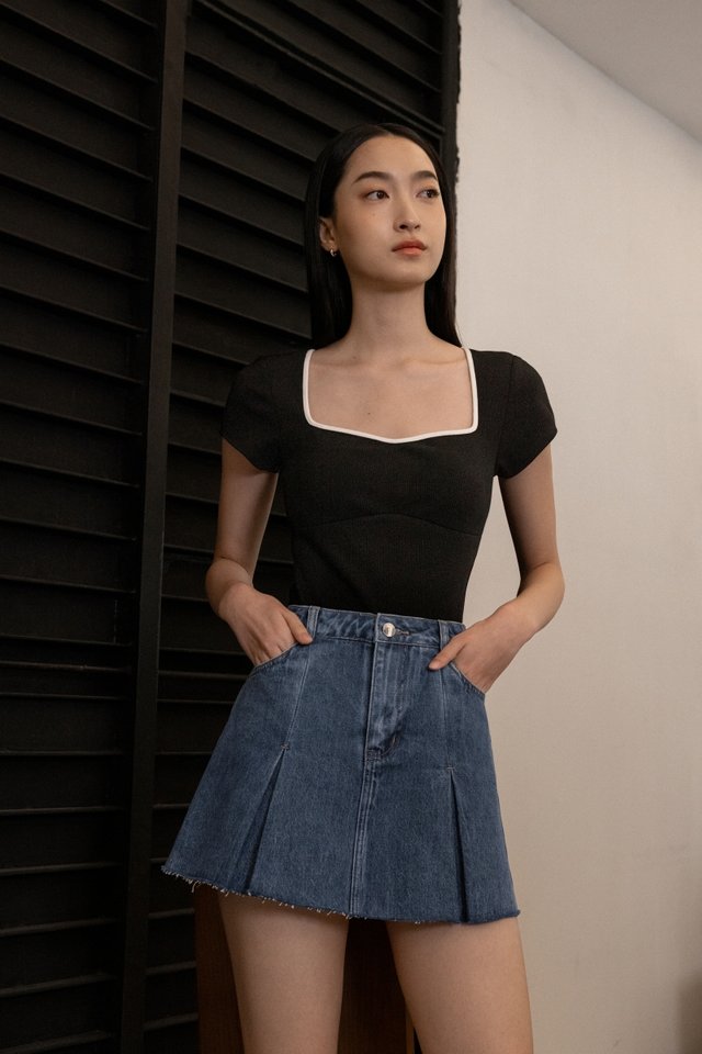 OVER TIME PLEATED RAW HEM DENIM SKORTS (DARK WASHED)