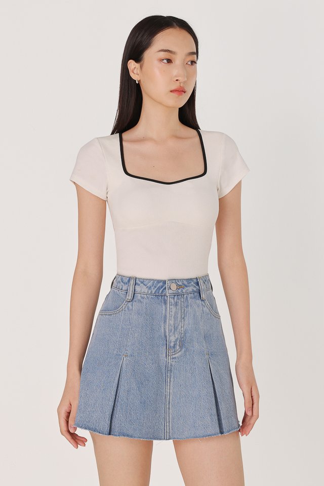 OVER TIME PLEATED RAW HEM DENIM SKORTS (LIGHT WASHED)