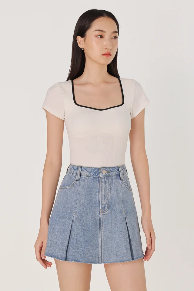 OVER TIME PLEATED RAW HEM DENIM SKORTS (LIGHT WASHED)