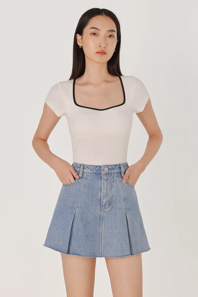 OVER TIME PLEATED RAW HEM DENIM SKORTS (LIGHT WASHED)