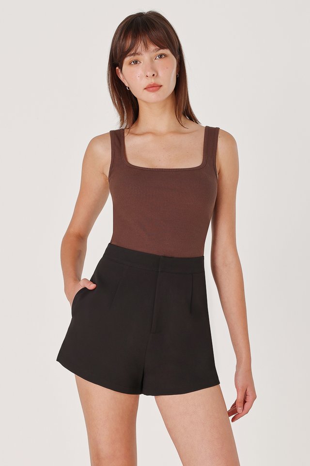 MARDEN FRONT CLASP SIDE SLIT SHORTS (BLACK)