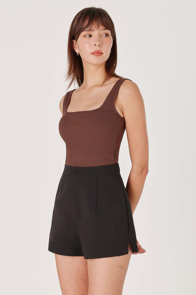 MARDEN FRONT CLASP SIDE SLIT SHORTS (BLACK)