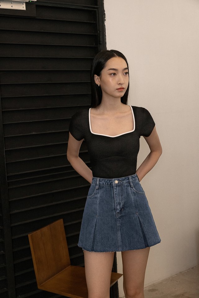 JUNE PADDED CONTRAST TRIM RIBBED SLEEVE TOP (BLACK WITH WHITE TRIM)