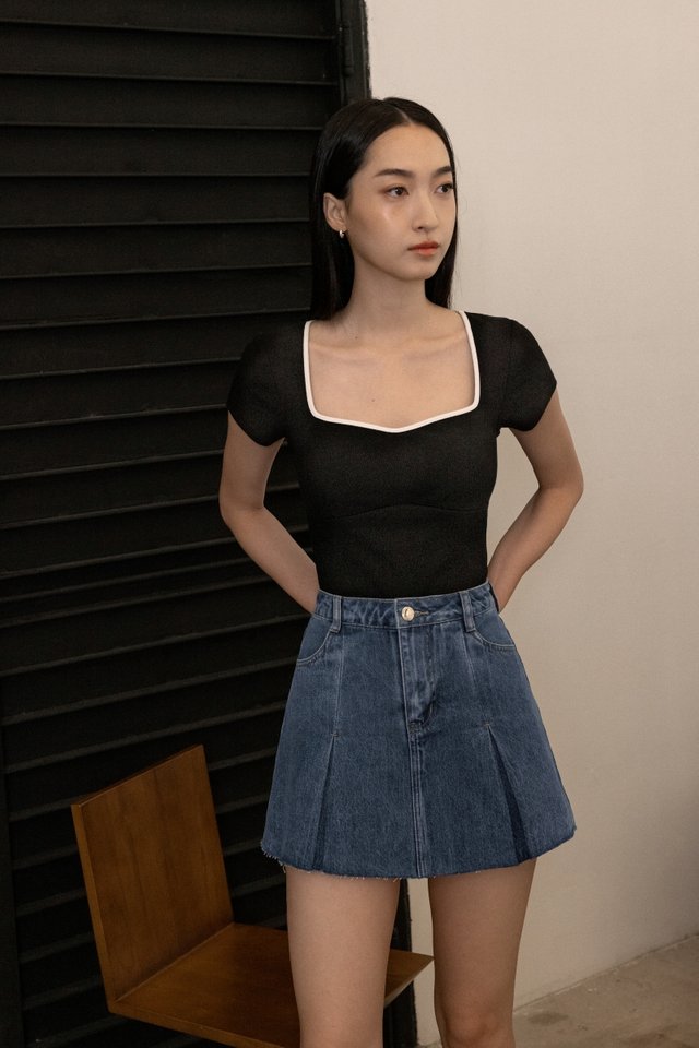 OVER TIME PLEATED RAW HEM DENIM SKORTS (DARK WASHED)