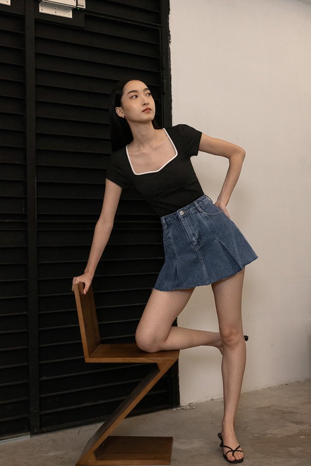 JUNE PADDED CONTRAST TRIM RIBBED SLEEVE TOP (BLACK WITH WHITE TRIM)