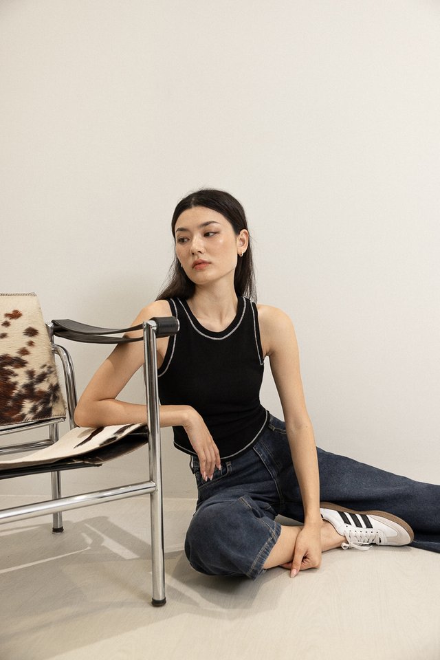BRAILEY PADDED CONTRAST STITCH CURVED HEM RACER TOP (BLACK)