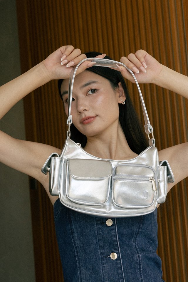 INTENTIONAL MULTI-POCKET SHOULDER BAG (SILVER)