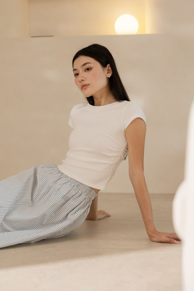 JUNIE SIDE RUCHED CREW NECK TEE (WHITE) JUNIE SIDE RUCHED CREW NECK TEE (WHITE)