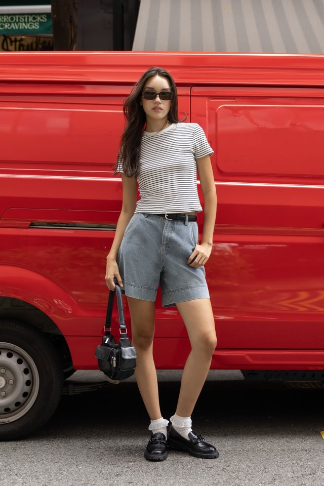 BOTTOM LINE THICK HEM SLANT POCKET MUM DENIM SHORTS (LIGHT WASHED)