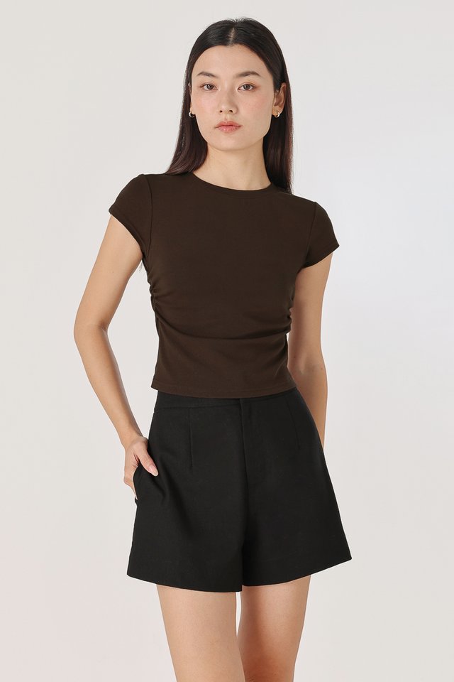 JUNIE SIDE RUCHED CREW NECK TEE (BROWN) JUNIE SIDE RUCHED CREW NECK TEE (BROWN)