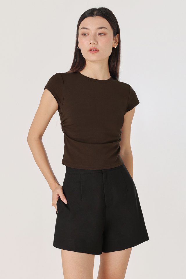 JUNIE SIDE RUCHED CREW NECK TEE (BROWN) JUNIE SIDE RUCHED CREW NECK TEE (BROWN)
