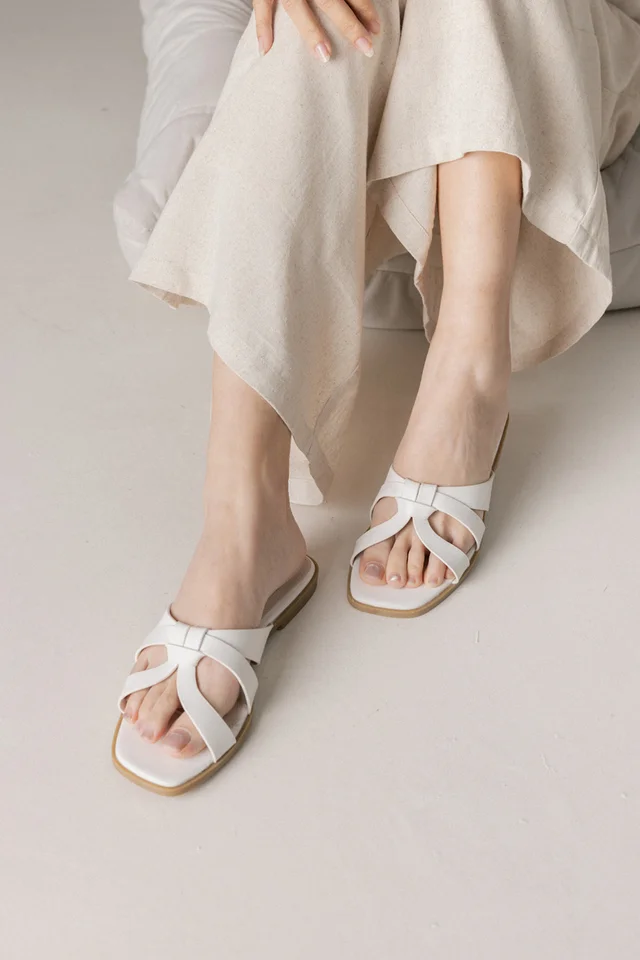 ESTHER WEAVE KNOT SLIP-ON SANDALS (WHITE)