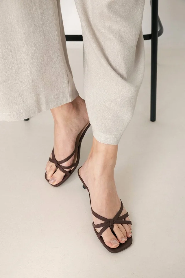DIANE KNOT STRAP KITTEN HEELS (BROWN)