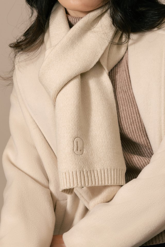 CAELYN EMBROIDERED EMBLEM KNIT SCARF (HEATHER OAT)