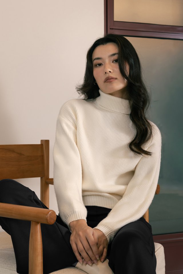ZIELLE HIGH NECK SLOUCHY PULLOVER KNIT TOP (OFF-WHITE)