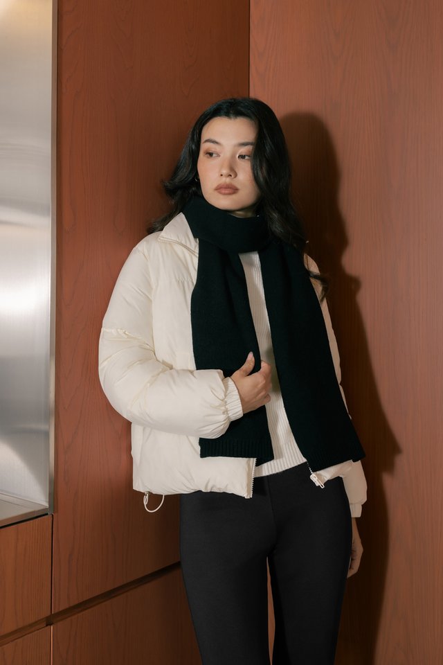 CAELYN EMBROIDERED EMBLEM KNIT SCARF (BLACK)