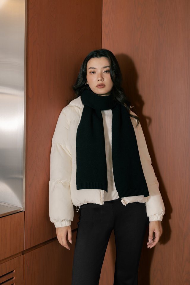 CAELYN EMBROIDERED EMBLEM KNIT SCARF (BLACK)