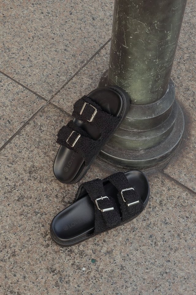 MILLY FURRY BUCKLE SANDALS (BLACK)