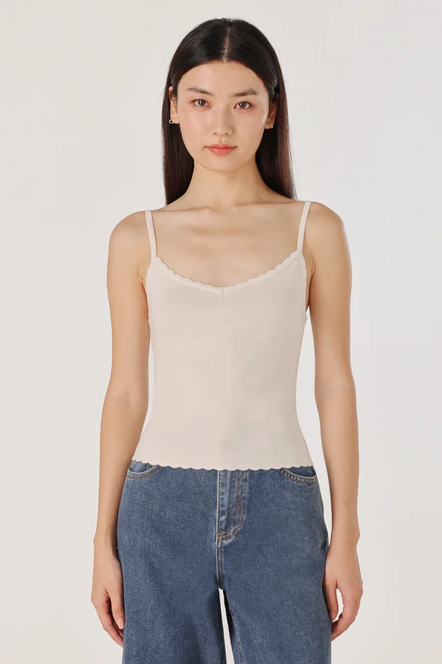 MIREA SCALLOP TRIM V-NECK CAMI KNIT TOP (OFF-WHITE)