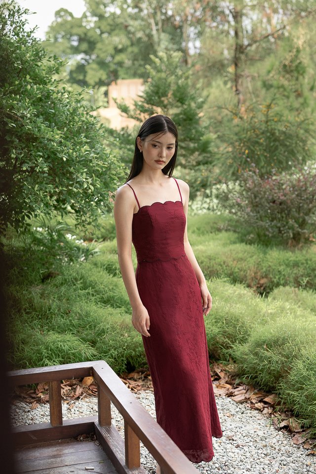 FREESIA EMBROIDERED FLORAL CONTRAST SCALLOP HEM MIDAXI SKIRT (WINE)